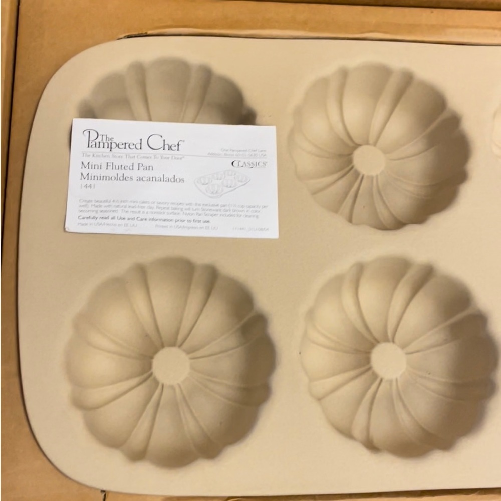 The Pampered Chef Mini Fluted Cake Stoneware Pan